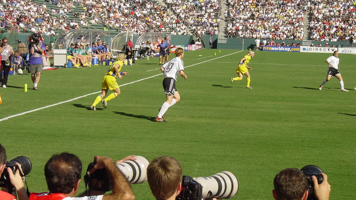 Tyskland möter Sverige i finalen i fotbolls-VM för damer 2003.