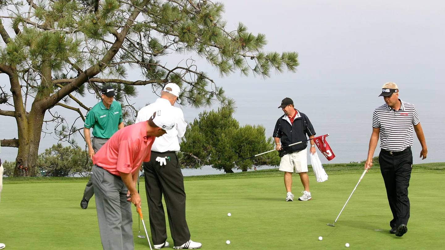 Spelare på green under träningsrundan inför US Open i golf 2008.